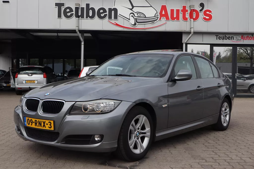 BMW 3-serie 318d Luxury Line | Schuif-Kanteldak | Leder | Bluetooth | Navigatie | Xenon