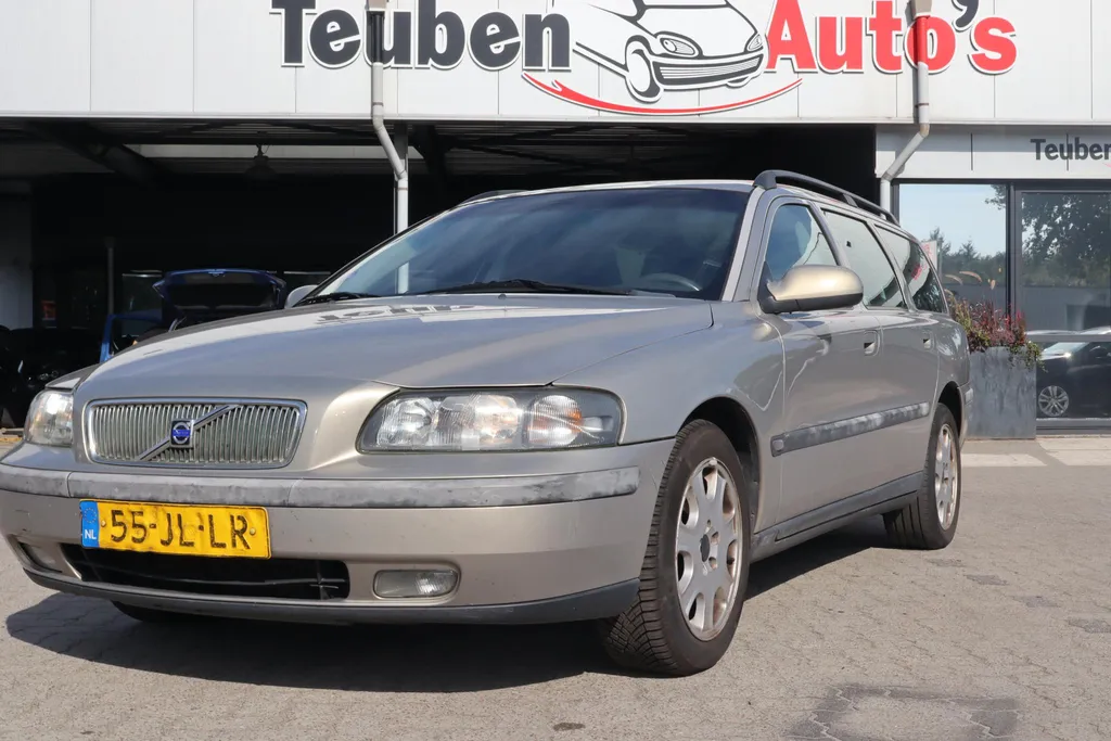 Volvo V70 2.4 Comfort Line | Cruise control | Airco | Trekhaak | Zie foto's!