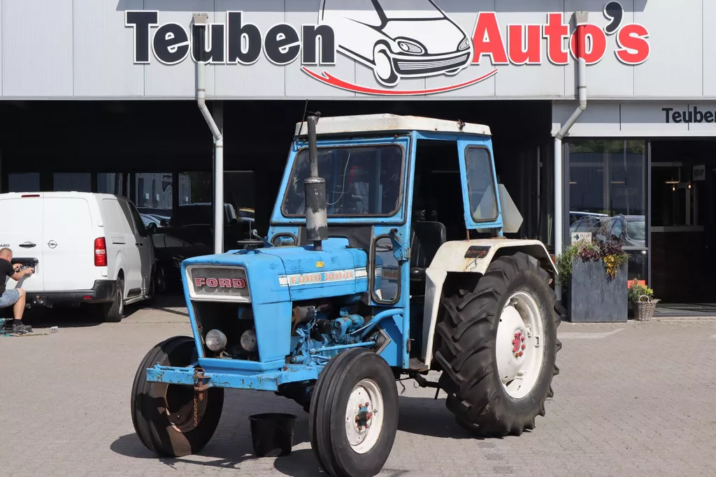 Nette Ford 3000 Tractor. Voor meer info graag bellen naar Harrie Teuben 06-25082189