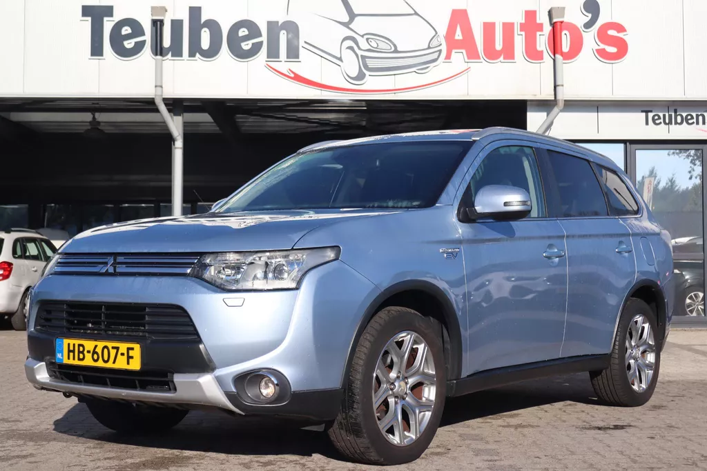 Mitsubishi Outlander 2.0 PHEV Executive Edition | Leder | Glazen schuifdak | Camera | Trekhaak | Cruise control | Climate control