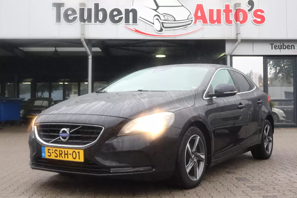 Volvo V40 1.6 D2 Momentum | Trekhaak | Lichtmetaal | Navigatie | Dealer onderhouden | D-riem vv 270.000km.